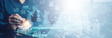 Dijital gelecek üretim konsepti, Endüstriyel Mühendis ve Yapay Zeka konsepti, Teknik Endüstriyel Mühendisler Yöneticisi ve izleme sistemi yazılımıyla robotları kontrol etme 