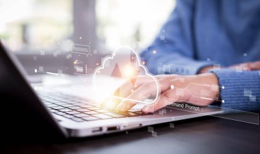 Cloud Computing Technology Internet Depolama Ağı Konsepti ve internet teknolojisi aracılığıyla büyük bir veri tabanı olan Cloud Computing Technology İnternet Depolama Ağı 'ndaki veri bilgilerine dokunan adam, Bulut Paylaşımı ve Yükleme