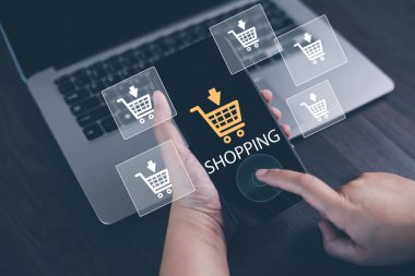 İş adamı online alışveriş kavramına sahip akıllı telefonu, online alışveriş arabasının sanal arayüzüne sahip pazar sitesi ağın bir parçası, alışveriş arabasının seçimiyle çevrimiçi alışveriş işi.