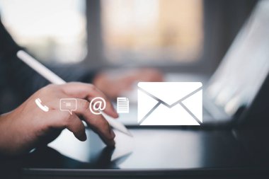 İletişim ve İletişim ya da Müşteri Destek Hattı bağlantıları. El bilgisayarı kullanarak ve sanal ekran iletişim simgelerine, e- posta ve adrese dokunarak, İnternet Wi-Fi ile canlı sohbet ederek.
