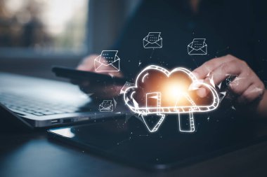 Bulut bilgisayar sistemi, depolama ve veri transferi Cloud ağı ve bulut teknolojisi kullanan iş adamları. Ağ ve internet hizmeti, indirme ve gönderme paylaşımı ve İnternet hizmeti