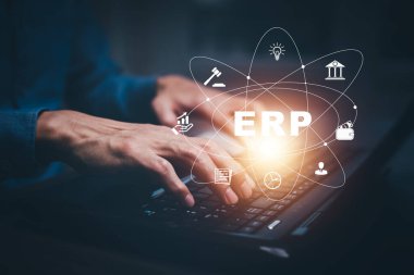 İş adamları ERP için belge yönetimi yapan bir dizüstü bilgisayar kullanıyor. Girişim kaynak planlaması konsepti, Girişim Kaynak Yönetimi ERP yazılım sistemi iş kaynakları planı sunulmuştur.