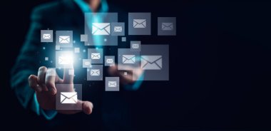 Dokunmatik ekran arayüzü, sanal posta zarfı, spam e-posta konsepti, internet ve ağ konsepti üzerinde e-posta simgesi tutan işadamı el yazısı, bizimle irtibata geçin ve kişisel haber bülteni e- postanızı koruyun.