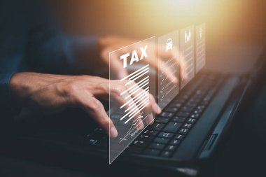 Vergi ödeme optimizasyon işletme finansmanı kavramı, teknoloji ekranında vergileri elinde tutan İşadamı, gelir vergisi ve mülkü, iş geçmişi, KDV gibi şahıslar ve şirketler