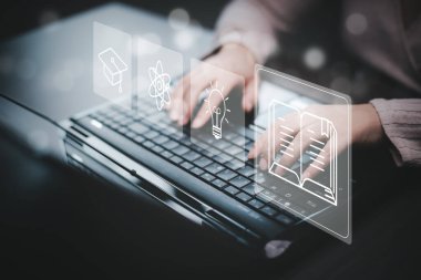 E-öğrenim programı sertifikası ve çevrimiçi eğitim atölyesi eğitimi. Erkek ve kadın öğrenciler İnternet 'te sanal ekran ve video dersleri simgeleri.