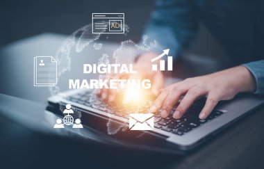 Bir işadamı dijital pazarlama içeriği oluşturmak için dizüstü bilgisayar kullanıyor. Pazarlama stratejileri oluşturmak müşteri ilgisini çekmek için bilgi paylaşımını içerir. Çevrimiçi pazarlama ve dijital pazarlama.