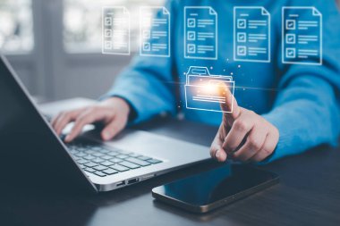 E-belge yönetimi, çevrimiçi belge veritabanı, kağıtsız ofis kavramı, kağıtsız kalite güvencesi ve ERP yönetim kavramı için belgeye dokunan işadamı.