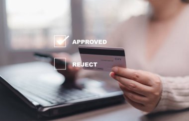 Dijital pazarlama ile çevrimiçi ödeme, bankacılık çevrimiçi fatura ödeme düğmesi, kredi kartı ve ağ bağlantısı ikonu ile akıllı telefon iş teknolojisi sanal ekran geçmişi