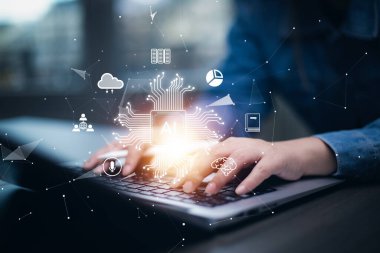 Dizüstü bilgisayarlarla ya da akıllı telefonlarla çalışan programcılar, dizüstü bilgisayarlarda teknoloji ikonları ve ikili kodlarla kodlayan yapay zeka mühendisi, büyük veri, yapay robot dijital makine