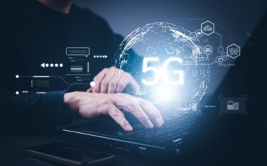 El işi konusunda küresel ağ bağlantısı 5G. Simge konsepti, teknoloji ağı kablosuz sistemleri ve internet ile küresel ağ bağlantısı 5G, gelecekte yeni teknolojiler geliyor.