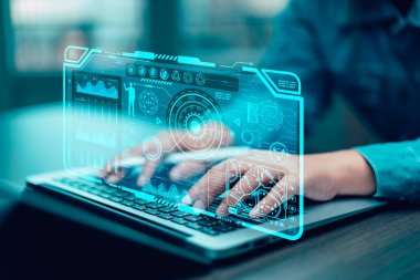 Grafiksel Kullanıcı Arayüzü ve büyük veri kavramı ile yenilik, iş adamı dokunmatik bir dizüstü bilgisayar kullanarak yönetim danışmanlarının ekranda sunduğu yenilikçi fikirler, tasarım, icat geliştirme