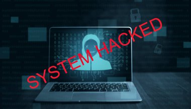 Bildirim hatası sistemi, hacker saldırıları ve hack verileri, siber suç, siber güvenlik için üçgen uyarı işareti içeren dizüstü bilgisayar kullanan programcı