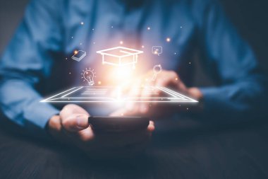 E-öğrenim programı sertifikası ve çevrimiçi eğitim atölyesi eğitimi. Erkek ve kadın öğrenciler İnternet 'te sanal ekran ve video dersleri simgeleri.