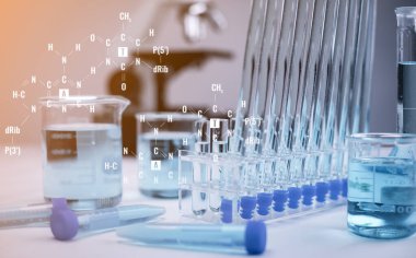 Virüs için mikroskopla çalışan biyokimya araştırmacısı Doktor Man, laboratuvar camlarında tasarım için kimyasal sıvı içeren deneysel sonuçların tarihçesini yazdı..