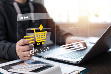 İş adamı online alışveriş kavramına sahip akıllı telefonu, online alışveriş arabasının sanal arayüzüne sahip pazar sitesi ağın bir parçası, alışveriş arabasının seçimiyle çevrimiçi alışveriş işi.