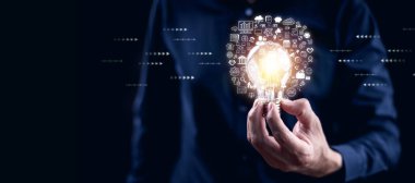 Düşünce ve yaratıcı konsept, masada çalışan ampulü ve kadını kapat, yaratıcılık ve yenilik başarının anahtarıdır, yeni fikir ve beyin ve ampullerle yenilik, büyük veri