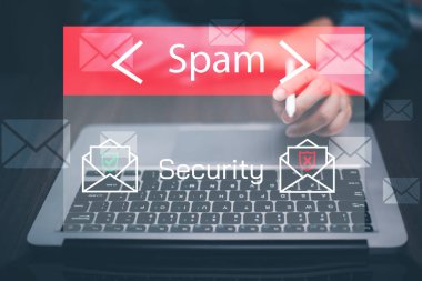 Dizüstü bilgisayarlı e-posta konsepti ve virüs bilgisayarı internet güvenlik konsepti, iş adamı dizüstü bilgisayarla elektronik posta okuyor. Ekranda konserve jambon, çöp kutusu ve e-pazarlama, Çöp Posta Uyarısı.