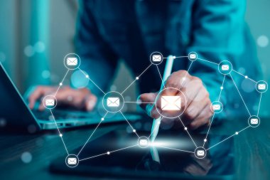 İş adamı dizüstü bilgisayarla müşteriye e-posta gönderiyor, iş bağlantısı ve iletişimi, e-posta simgesi, e-posta pazarlama kavramı, e-posta ya da bülten, çevrimiçi çalışan internet ağı.