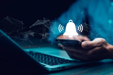 Business Hand akıllı telefonu tutun ve akıllı telefon uygulama ekranındaki bildirim düğmesine basın. Akıllı Telefon Ekranındaki Uygulama Bildirimi, Uzaktan çevrimiçi uyarılar, ev güvenlik sinyali.