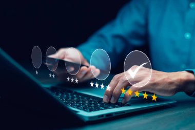 Müşteri memnuniyeti anket konsepti ile akıllı telefona dokunan adam, Kullanıcı internet başvurusunda hizmet deneyimi verdi, iş dünyasının sıralamasına öncülük eden hizmet.