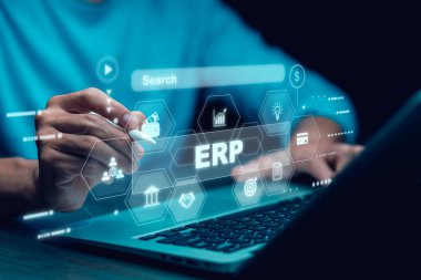 İş adamları ERP için belge yönetimi yapan bir dizüstü bilgisayar kullanıyor. Girişim kaynak planlaması konsepti, Girişim Kaynak Yönetimi ERP yazılım sistemi iş kaynakları planı sunulmuştur.