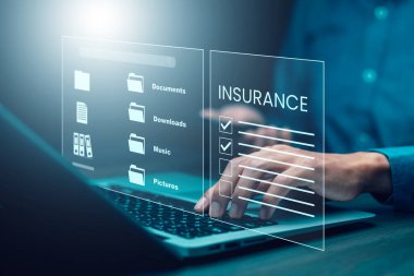 Sigorta formu anlaşmaları konsepti, İşadamı sigorta sözleşmelerini e-imza dijital, belge yönetimi, ipotek kredisi teklifi ve konut sigortası hakkında imzalar