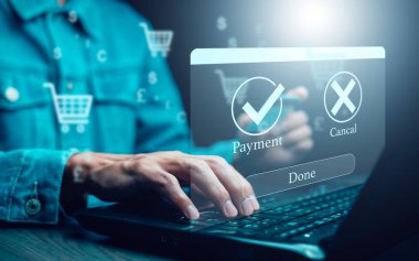 Dijital pazarlama ile çevrimiçi ödeme, bankacılık çevrimiçi fatura ödeme düğmesi, kredi kartı ve ağ bağlantısı ikonu ile akıllı telefon iş teknolojisi sanal ekran geçmişi