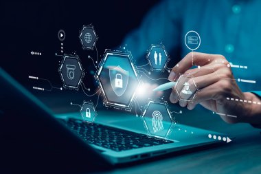 Siber güvenlik ve güvenlik şifre girişi çevrimiçi konsept Eller yazma ve giriş sosyal medya kullanıcı adı ve parolası, akıllı telefon ile çevrimiçi bir banka hesabına giriş, veri koruma hackerı