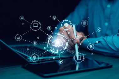 Cloud Computing Technology Internet Depolama Ağı Konsepti ve internet teknolojisi aracılığıyla büyük bir veri tabanı olan Cloud Computing Technology İnternet Depolama Ağı 'ndaki veri bilgilerine dokunan adam, Bulut Paylaşımı ve Yükleme