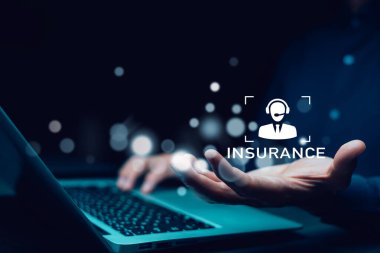 Sigorta sözleşmeleri konsepti olan dizüstü bilgisayar, iş adamı, ipotek kredisi teklifi ve konut sigortası için e-imza dijital, belge yönetimi konulu sözleşmeler imzaladı