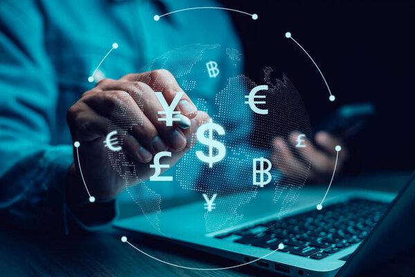 Бизнесмен, держащий виртуальный мир с валютным знаком для обмена валюты и глобальных денежных переводов по технологической концепции.