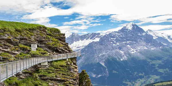 Grindelwald İlki İsviçre 'nin çok popüler bir yeridir. Yazın ve kışın hava güzeldir. Yüksek açılı manzarası ve karşı tarafında Jungfrau Dağı vardır..