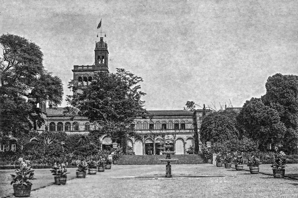 印度马哈拉施特拉邦普恩市Savitribai Phule Pune大学理事会厅的旧黑白照片 — 图库照片