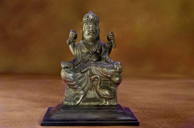 10 23 2014 Vintage metal Vishwakarma heykeli ahşap arka planda Kalyan Maharashtra INDIA