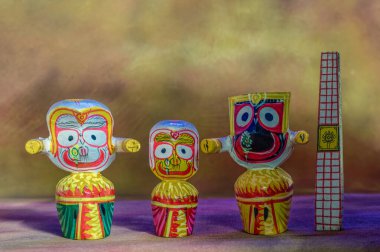 10 23 2014 Lord JAGANNATH, Lord BALABHADRA, MAA SUBHADRA İdolleri ve Saf MAHA NEEM Wood 'da üretilen Sudarshan Çakrası, Geleneksel Yolla Renkli Studoo Lokgram Kalyan Maharashtra Hindistan' ı vurdu..