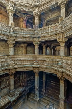 10 20 2007 Adalaj Stepwell, Hindistan 'ın Gujarat eyaletinin Gandhinagar ilçesine ve Ahmedabad şehrine yakın Adalaj köyünde yer alan bir şehirdir..