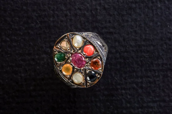 12月26日2017年纳夫塔戒指 装有9颗宝石银质宝石 红宝石 金黄玉 蓝蓝宝石 金银石和猫眼的组合 — 图库照片