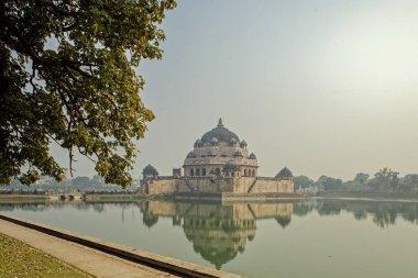 Sasaram Bihar INDIA 'daki Şer Şah Suri' nin Hint-İslami Mimarisi 'nde Sher Şah Suri' nin Sisli Sabahı