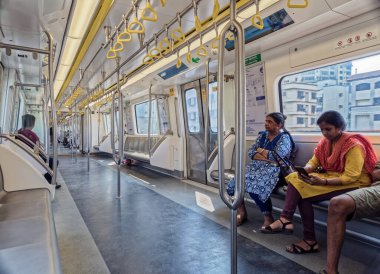 11 27 2022 New Mumbai Metro treni Hindistan 'ın Mumbai şehrinde konforlu, modern, hızlı, yeni klimalı bir ulaşım yoludur..