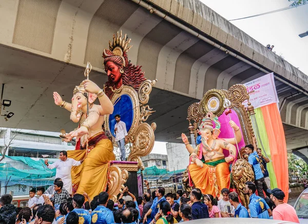 2019 Devotos Indianos Carregam Ídolo Enorme Deus Hindu Com Cabeça — Fotografia de Stock