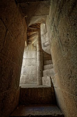 10 26 2006 Spiral taş merdiven Champaner-Pavagad Arkeoloji Parkı, UNESCO Dünya Mirası Alanı, Gujarat, Hindistan.
