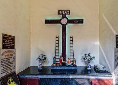 Kutsal Haç Ortopedi Köyü Mazgaon, Mumbai Maharashtra Hindistan 'da, Kutsal Haç Ortopedi Köyü' nün her iki tarafında iki merdivenli 1203-2022 Vintage Cross.