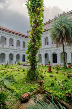 06 09 2009 Bom Jesus Bazilikasının manastırı, iki tanınmayan ziyaretçiyle Eski Goa, Hindistan 