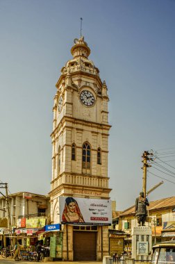 02 18 2010 Juna Kulesi veya Hararwalla Kulesi, Siddhpur, Gujarat, Hindistan 'da saat kulesi. 4 Nisan 1915 'te Kuzey Gujarat Hindistan' da açıldı.