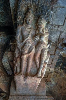 06 07 2008 'de, üçüncü mağarada, Badami, Karnataka, Hindistan' da, aşk dolu bir çiftin oyması. 