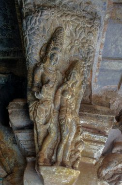 06 07 2008 'de, üçüncü mağarada, Badami, Karnataka, Hindistan' da, aşk dolu bir çiftin oyması.