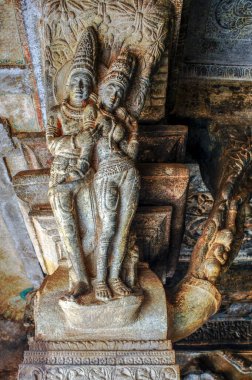 06 07 2008 'de, üçüncü mağarada, Badami, Karnataka, Hindistan' da, aşk dolu bir çiftin oyması.