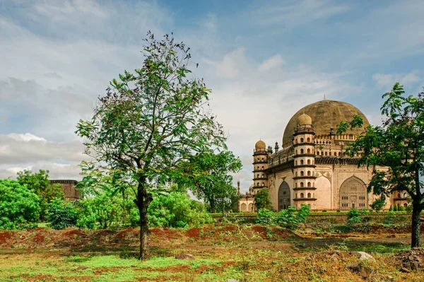  06 04 2008 Gol Gumbaz, Bijapur Sultanı Muhammed Adil Shah 'ın mozolesidir. Karnataka Hindistan