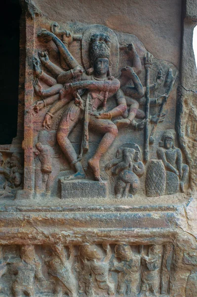 06 07 2008 Shiva dans formunda dans ediyor: Nataraja Dans Tanrısı 6. Yüzyıl Badami kaya kesim mağara tapınakları Karnataka, Hindistan