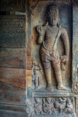 06 07 2008 2. yüzyılın sonlarında inşa edilen ve Vishnu, Badami, Karnataka, Hindistan 'a adanmış mağaranın koruyucusu.